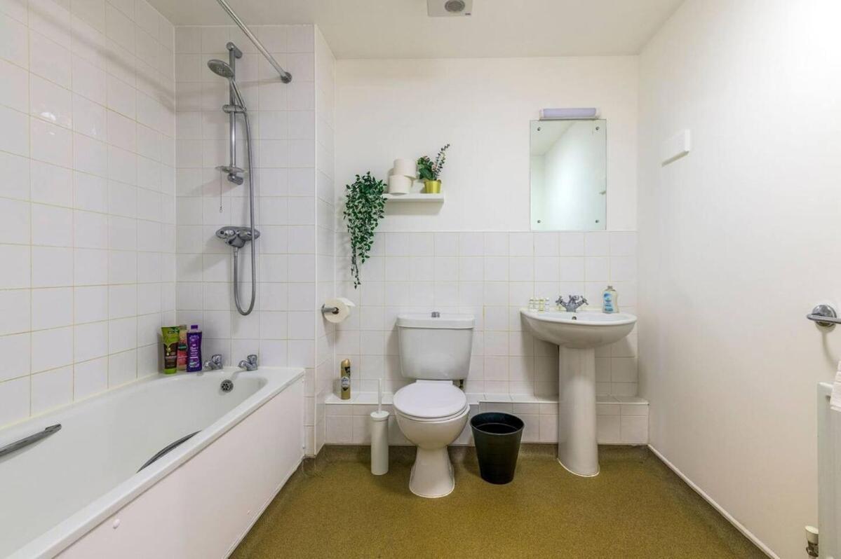 Apartment 2 Bed Close To Excel And Elizabeth Line With Wi-fi *
