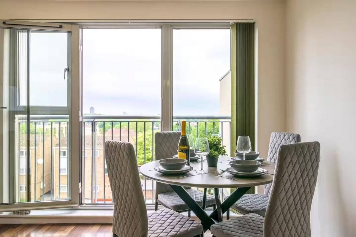 2 Bed Close To Excel And Elizabeth Line With Wi-fi London