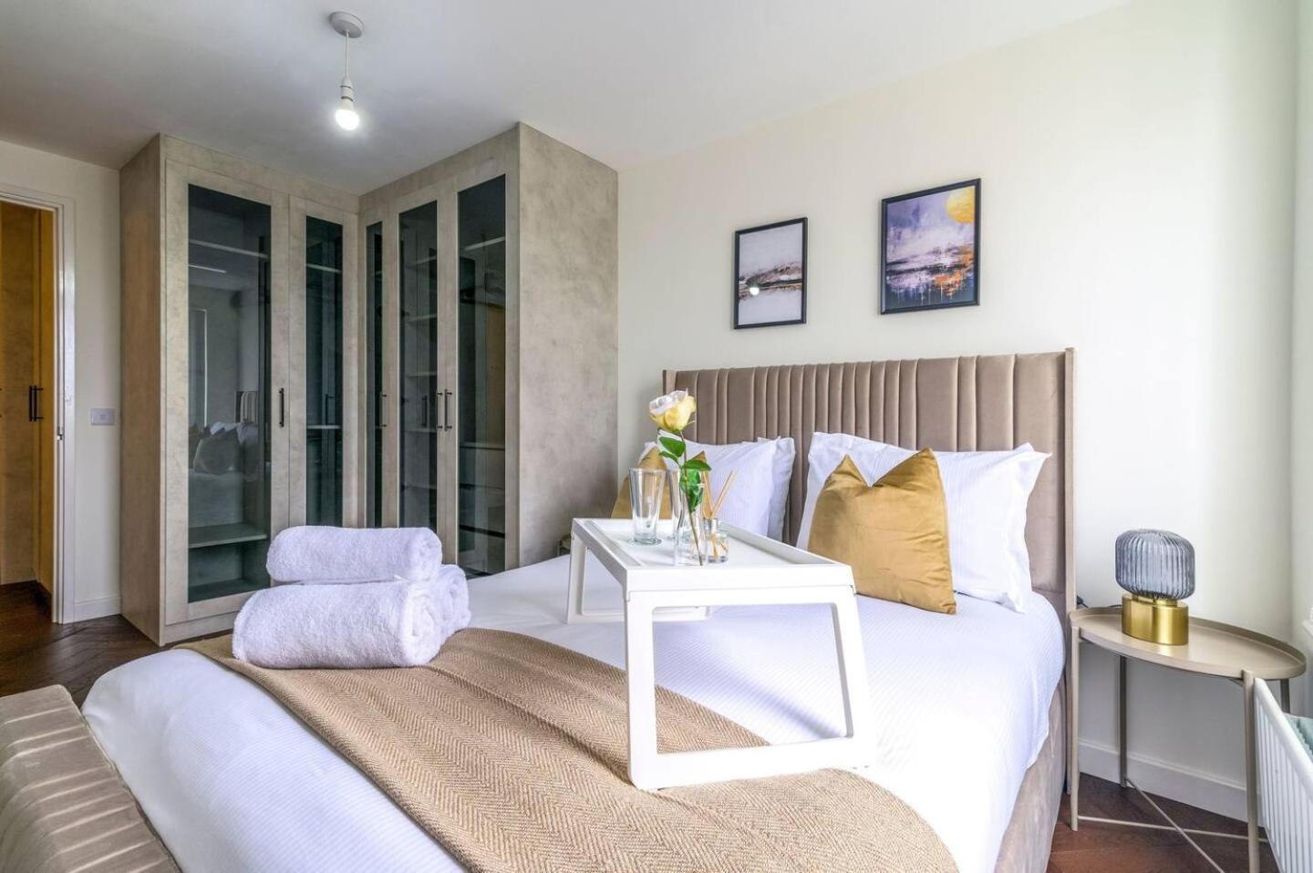 Apartment 2 Bed Close To Excel And Elizabeth Line With Wi-fi *